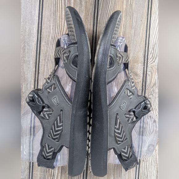 Keen Maupin Size 8.5 Contour Arch Hiking Sandal Black Gray - Picture 6 of 13